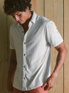 Camisa Botão Collezione da Greenish em linho natural, caimento perfeito e confortável, ideal para o dia a dia.