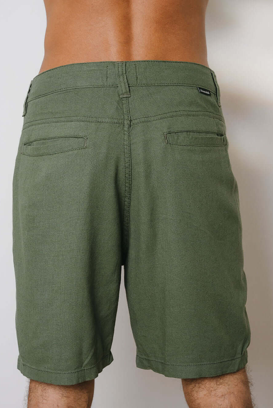 Bermudas de linho verde da marca Greenish, vista traseira, confortáveis e elegantes.
