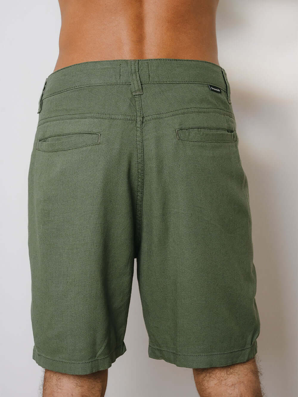 Bermudas de linho verde da marca Greenish, vista traseira, confortáveis e elegantes.