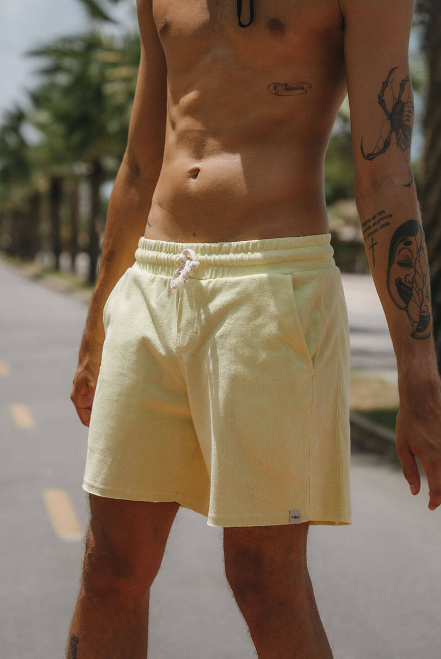 Short Moletom Nori da Greenish em amarelo, perfeito para dias casuais e confortáveis.