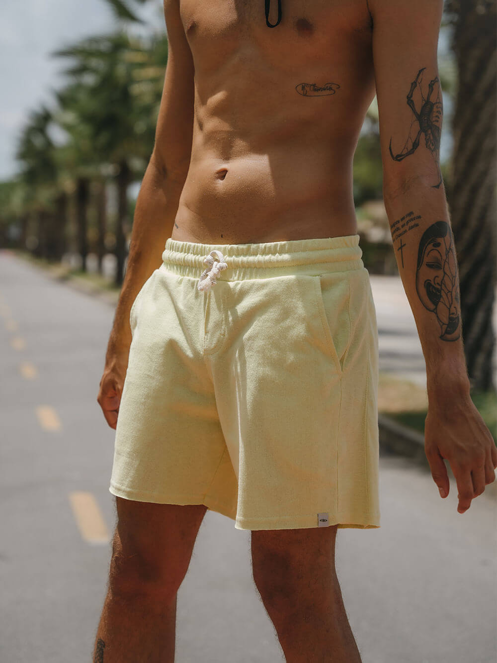 Short Moletom Nori da Greenish em amarelo, perfeito para dias casuais e confortáveis.