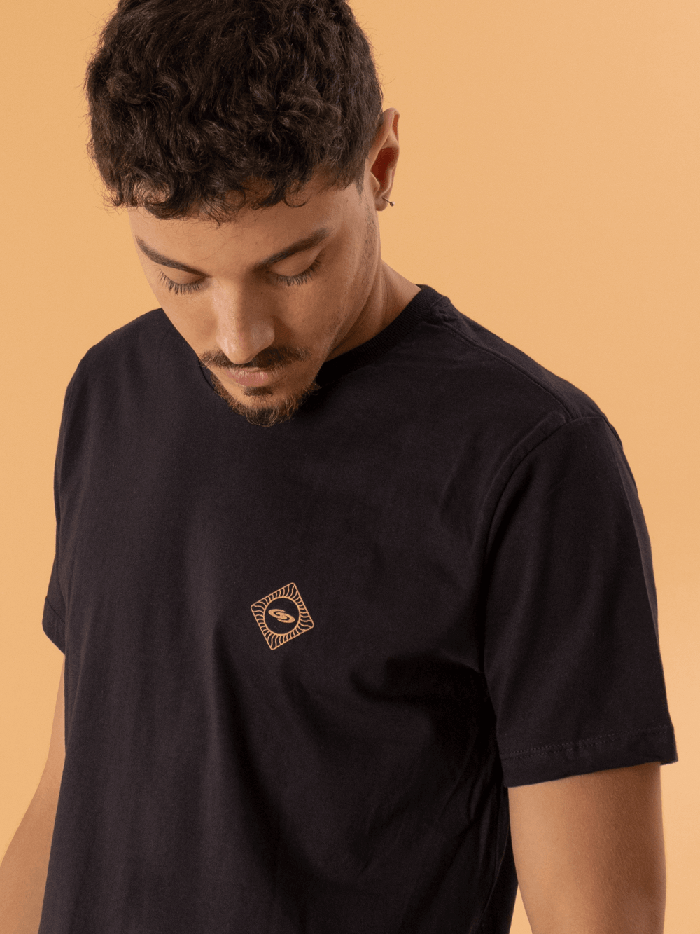 Camiseta Balance Elements preta da Greenish, modelo clássico com caimento perfeito e conforto para o dia a dia.