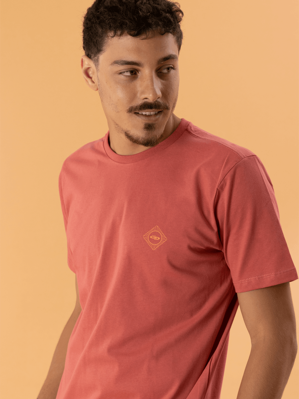 Camiseta Balance Elements Coral da Greenish, modelagem clássica e toque leve para conforto diário.