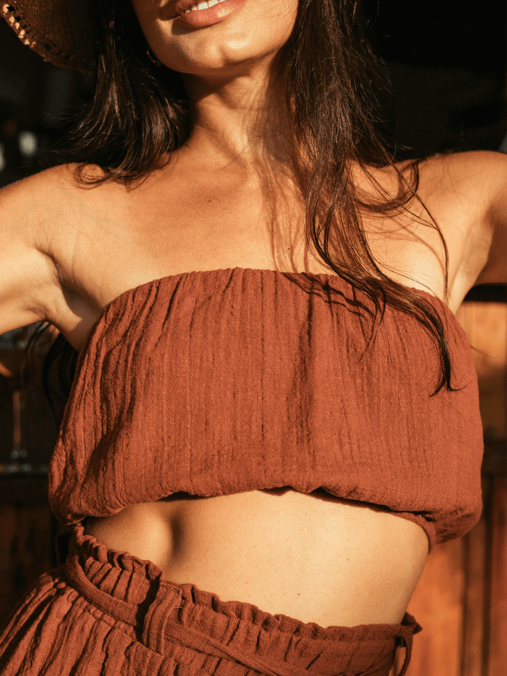 Cropped tomara que caia da Greenish, em algodão sustentável, cor chocolate, com caimento solto e efeito blusado.