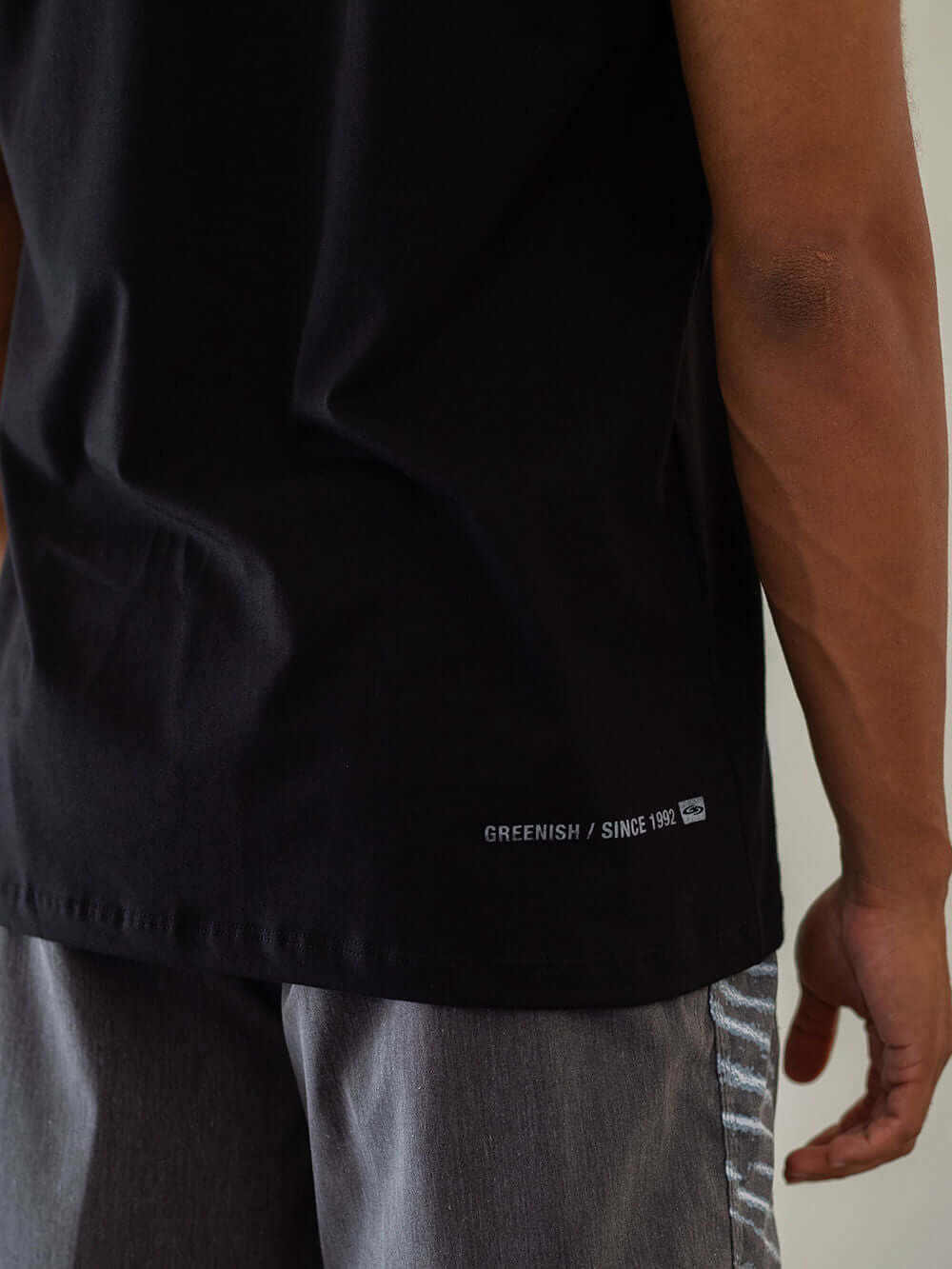 Camiseta preta Right Wave da Greenish, com detalhe da etiqueta nas costas, perfeita para surfistas.