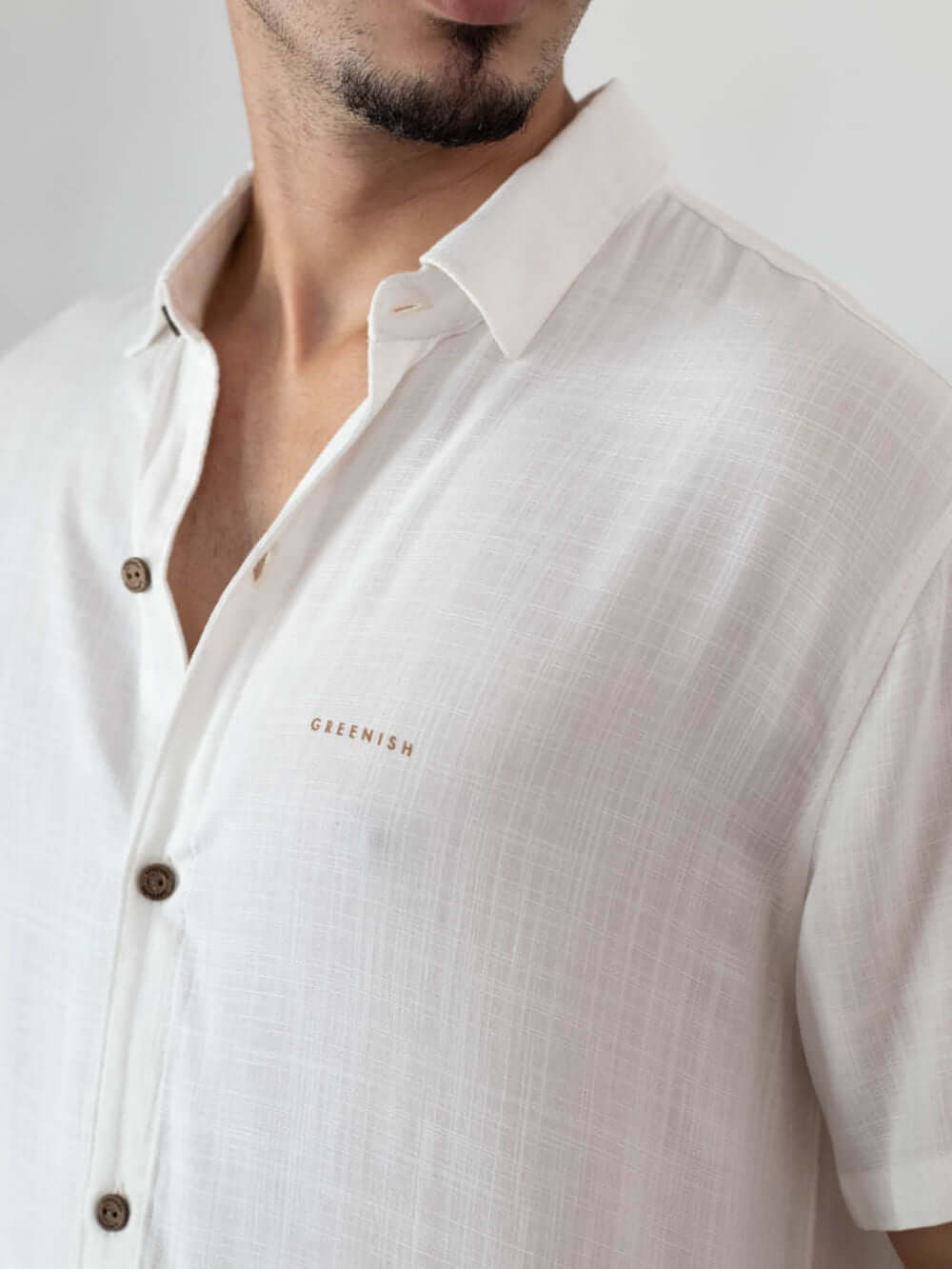 Camisa botão manga curta off white da marca Greenish, estilo casual e confortável.