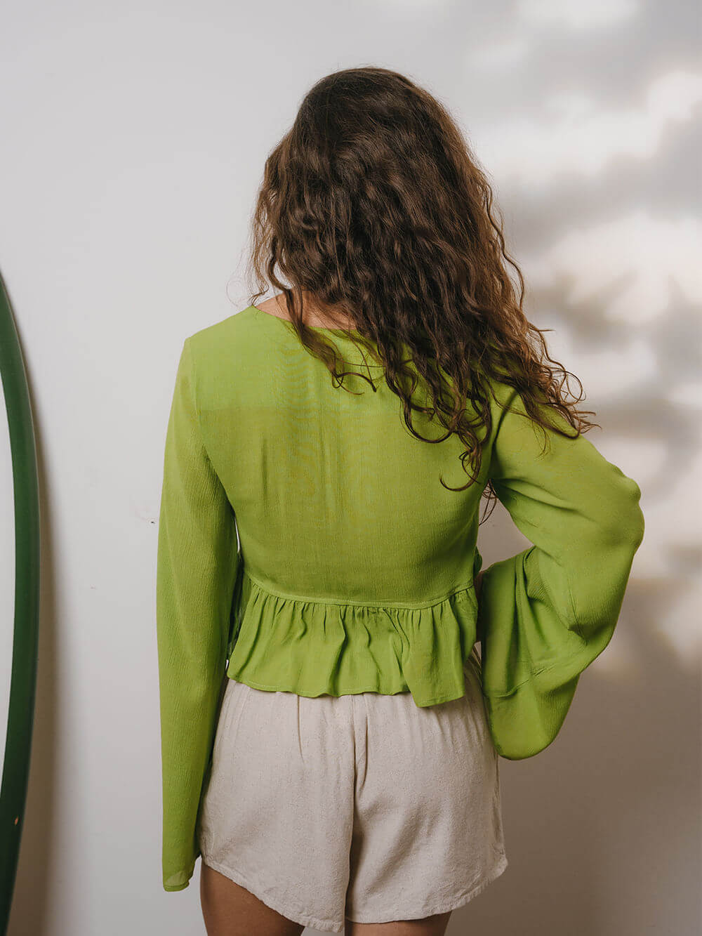 Blusa Cropped Marea Verde da Greenish, com manguitas largas e caimento soltinho.