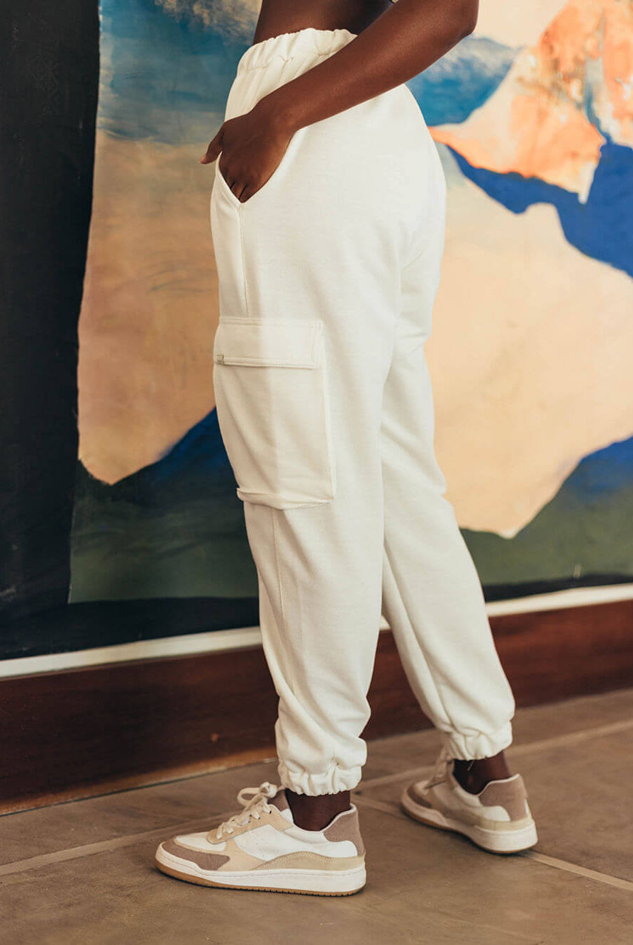 Calça moletom Jucca off white da Greenish, conforto e estilo com bolso lateral, perfeita para o dia a dia.