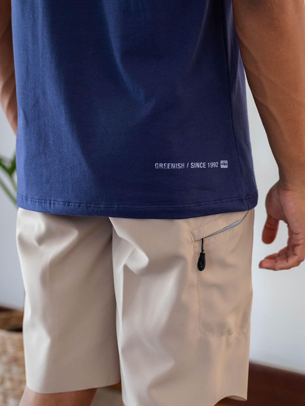 Camiseta Right Wave Azul Marinho da Greenish, confortável e respirável, perfeita para dias de surf.