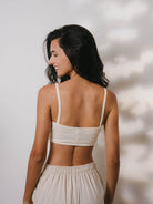 Top Urban off-white em tecido confortável, ideal para looks modernos e despojados. Feito pela marca Greenish.