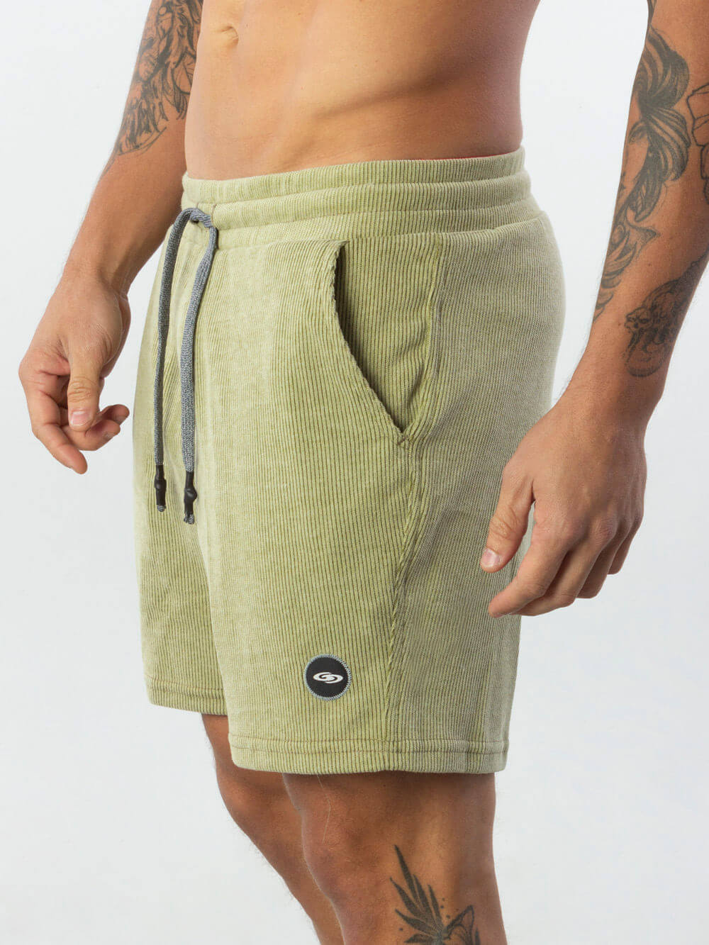 Bermuda Tricot Heaven Verde da Greenish, em tecido canelado com bolsos e etiqueta na perna.