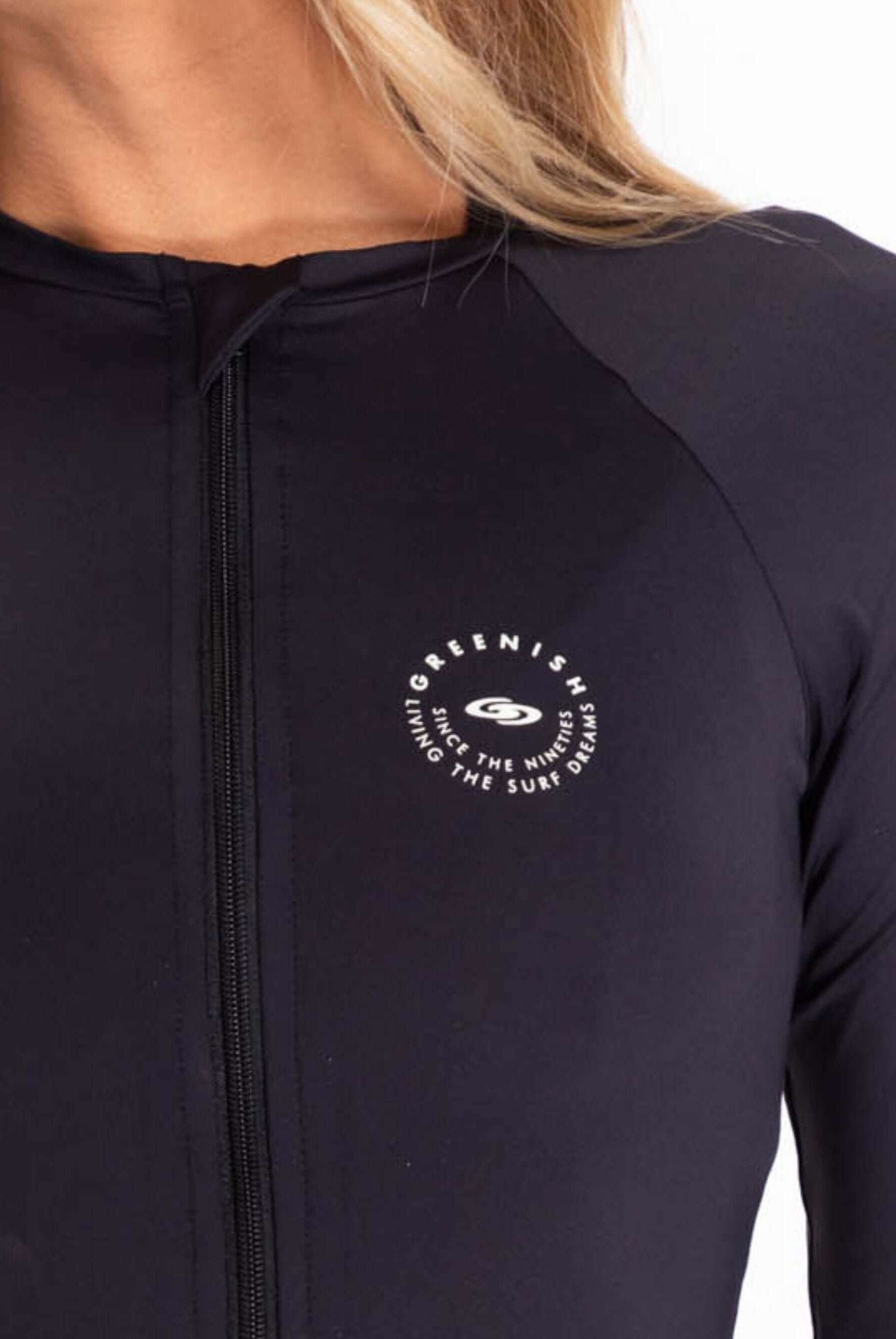 Colete feminino Adventure preto da Greenish, destacando logotipo e detalhes do design.