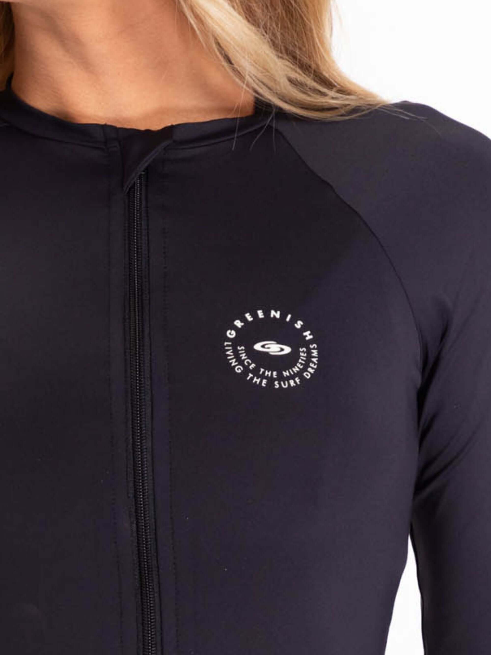 Colete feminino Adventure preto da Greenish, destacando logotipo e detalhes do design.