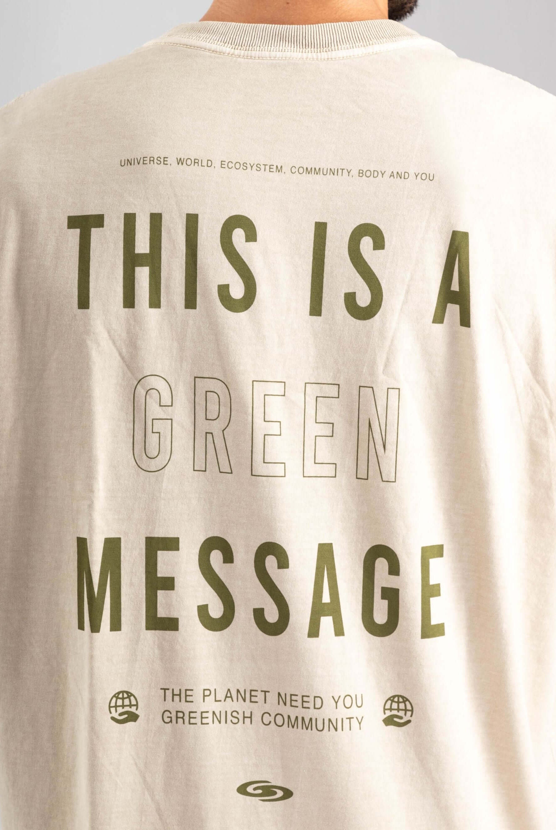 Camiseta oversized Greenish com estampa "This is a Green Message" em fundo claro, ideal para looks descontraídos.