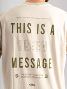Camiseta oversized Greenish com estampa "This is a Green Message" em fundo claro, ideal para looks descontraídos.