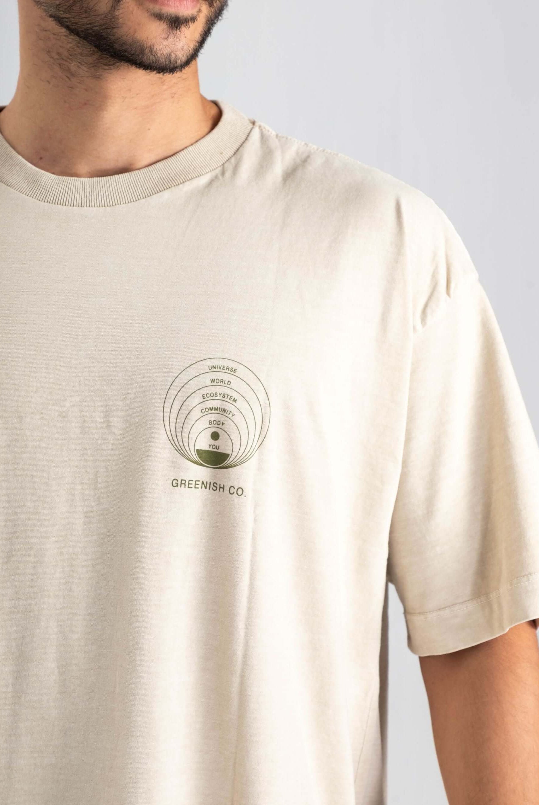 Camiseta oversized Greenish com estampa original, gola grossa e caimento amplo para looks streetwear.