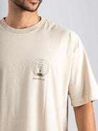 Camiseta oversized Greenish com estampa original, gola grossa e caimento amplo para looks streetwear.