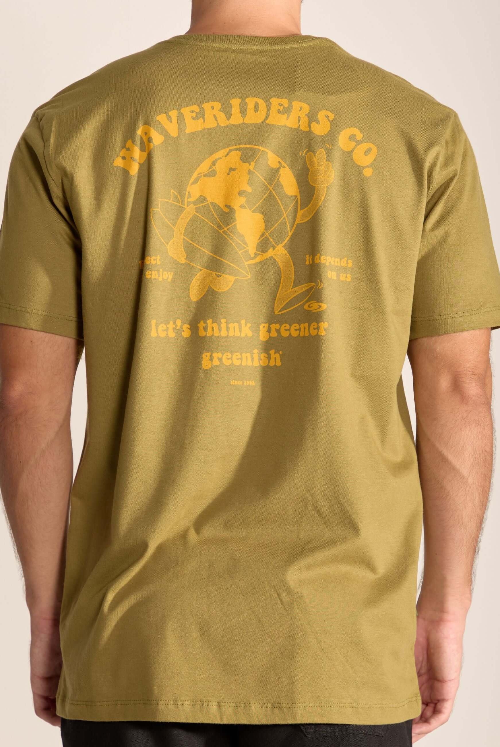 Camiseta verde oliva Waveriders Co. com estampa 'let's think greener', marca Greenish.