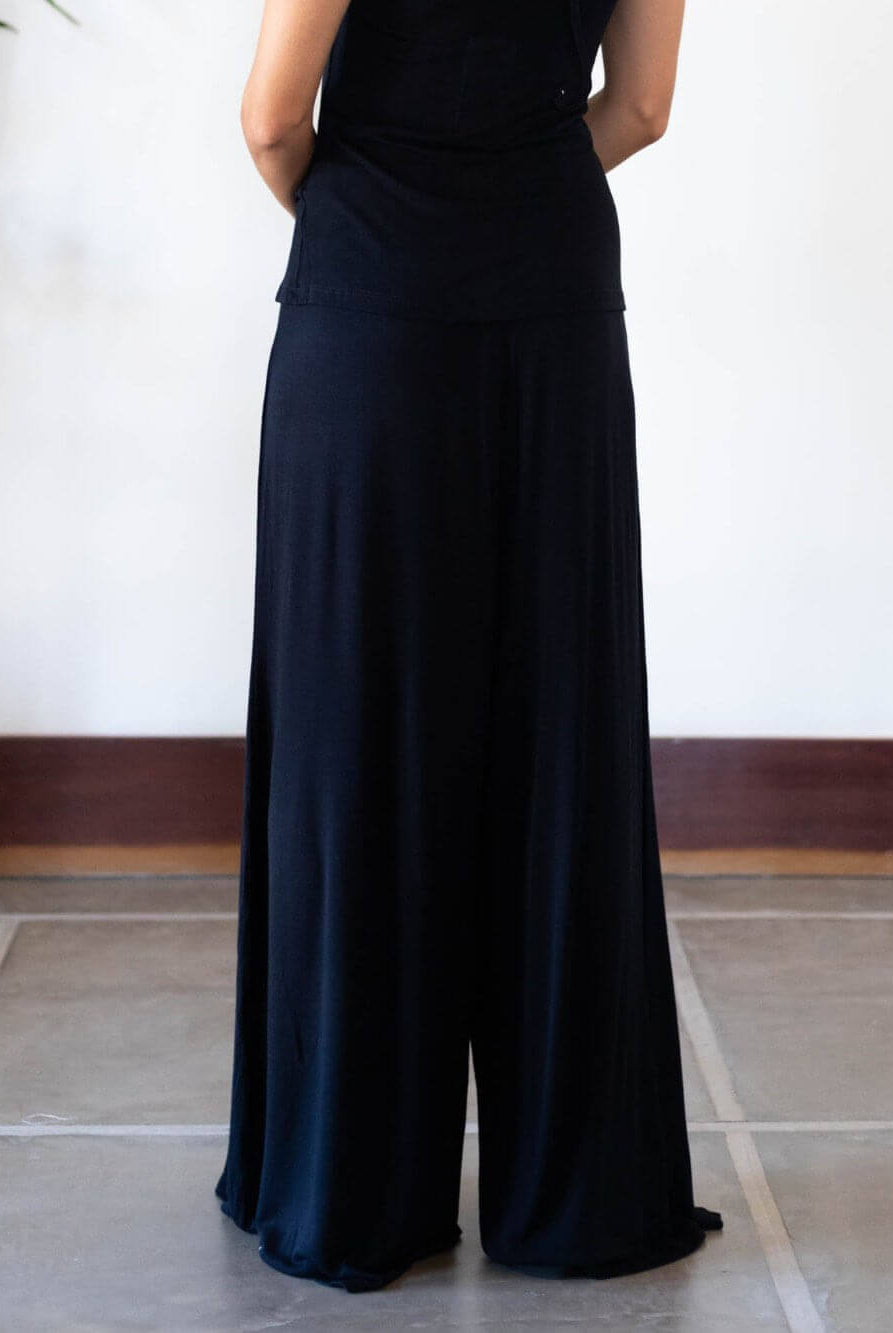 Calça Micca preta da Greenish: confortável, leve e moderna, com modelagem ampla e boca larga.