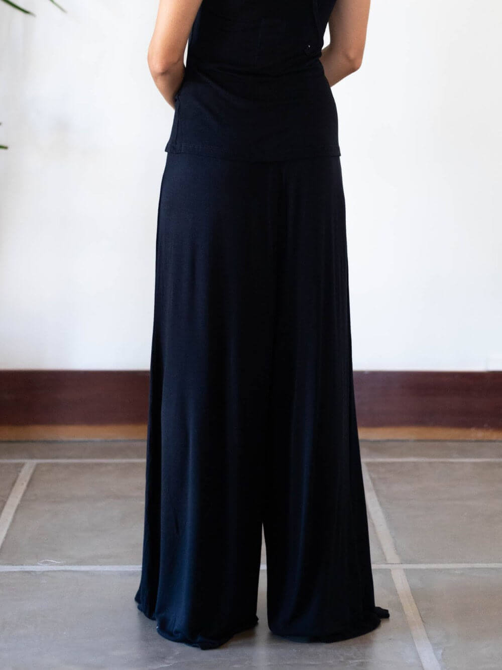 Calça Micca preta da Greenish: confortável, leve e moderna, com modelagem ampla e boca larga.