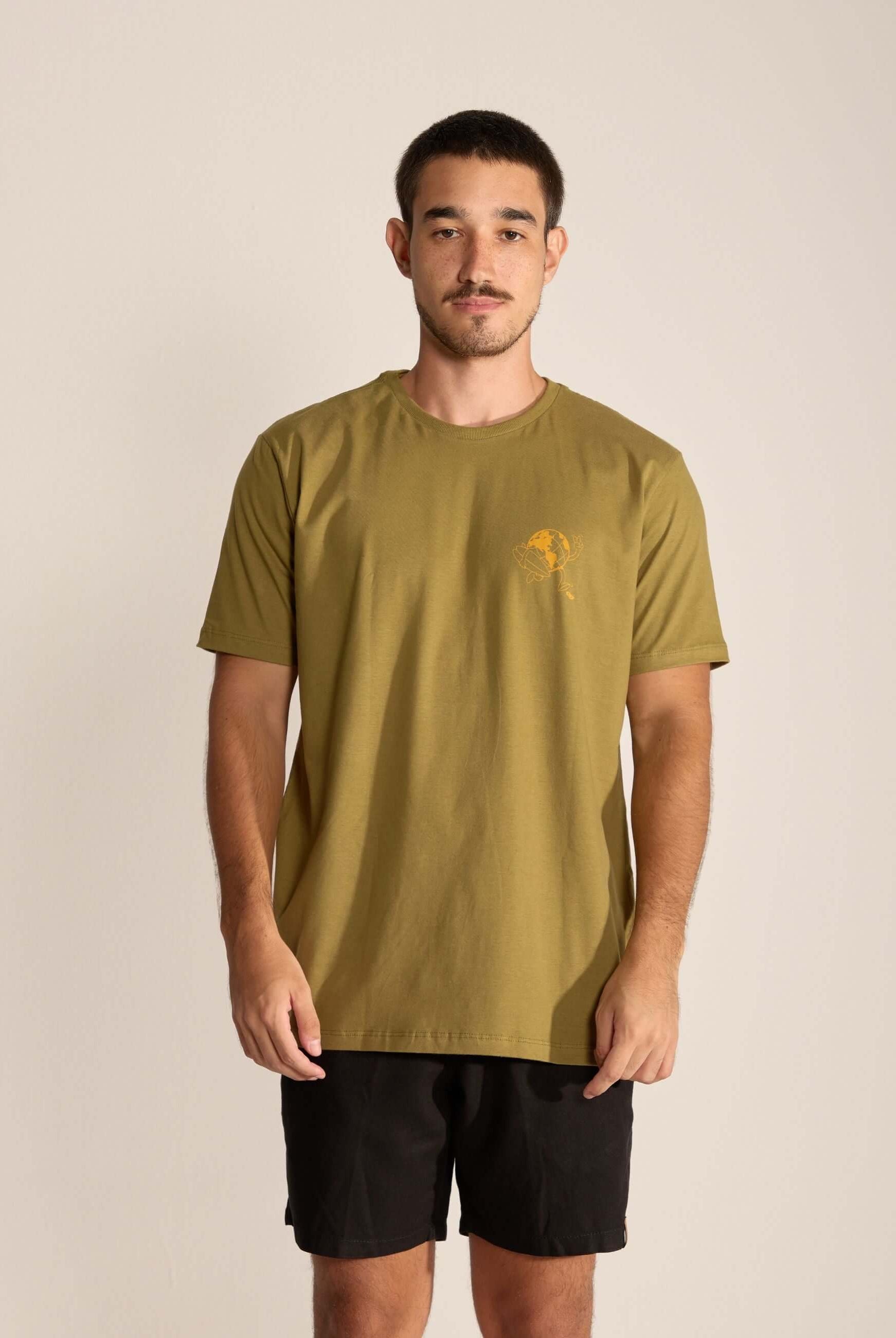 Camiseta Waveriders Co. verde oliva em modelo masculino, estilo casual, da marca Greenish.