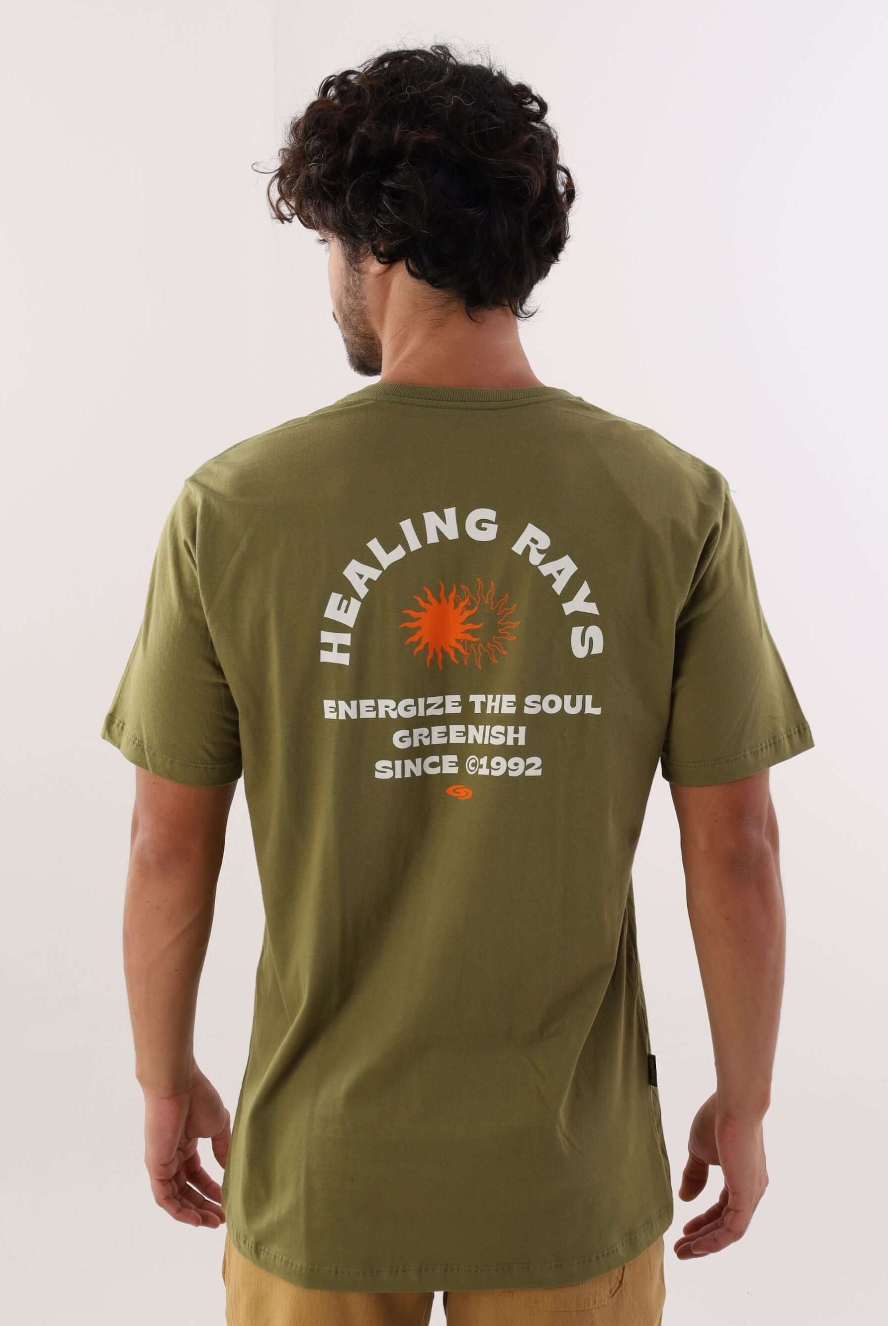 Camiseta Healing Rays Verde Oliva da Greenish, com estampa motivacional nas costas para energizar a alma.
