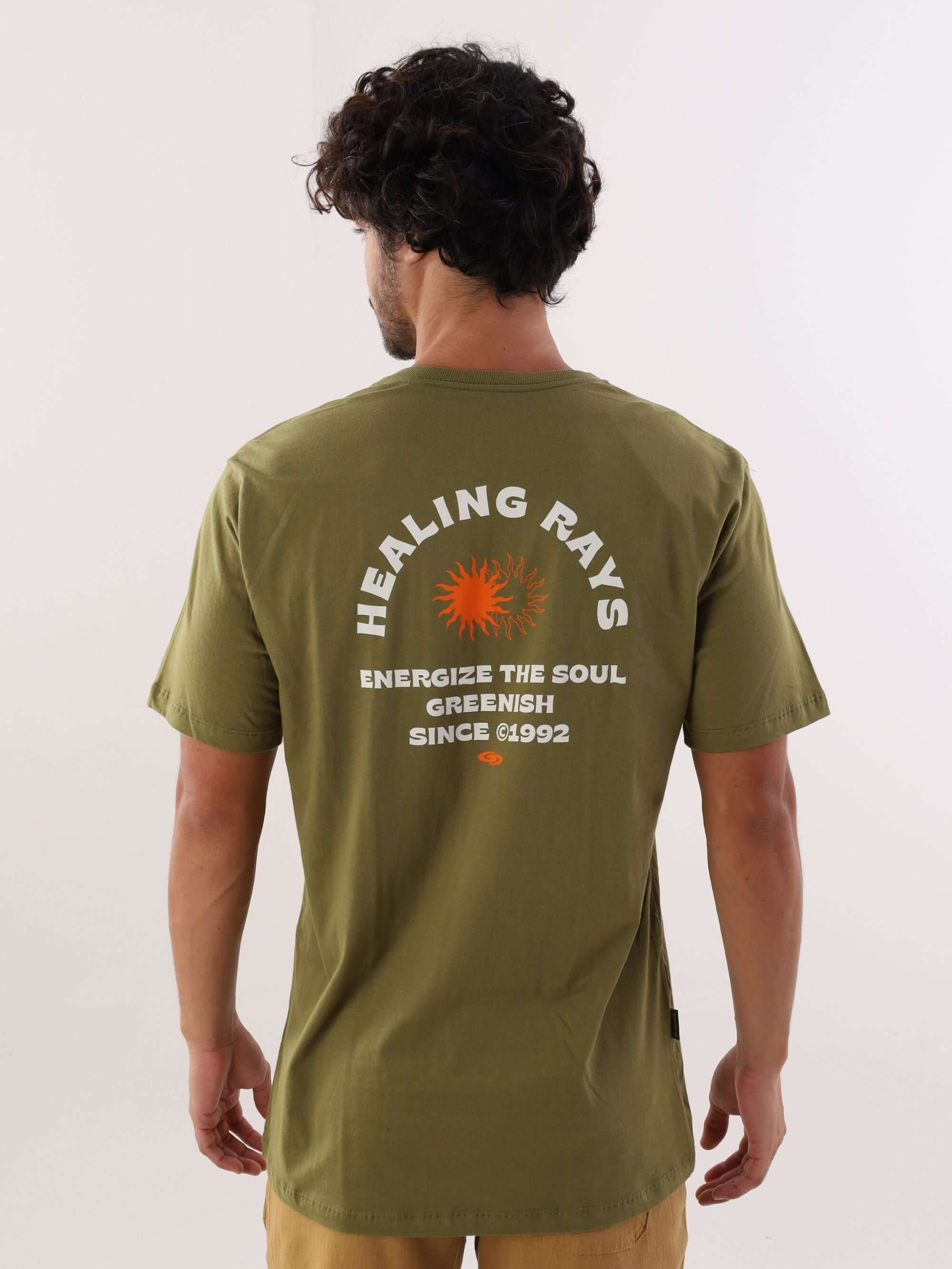 Camiseta Healing Rays Verde Oliva da Greenish, com estampa motivacional nas costas para energizar a alma.