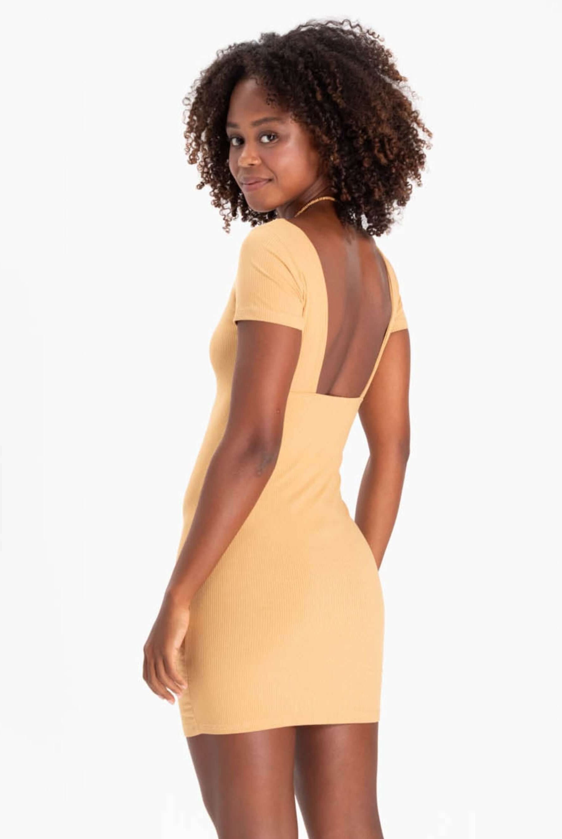 Vestido curto bire beige da Greenish, modelo com abertura nas costas, perfeito para looks casuais e elegantes.