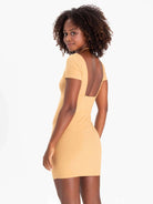 Vestido curto bire beige da Greenish, modelo com abertura nas costas, perfeito para looks casuais e elegantes.