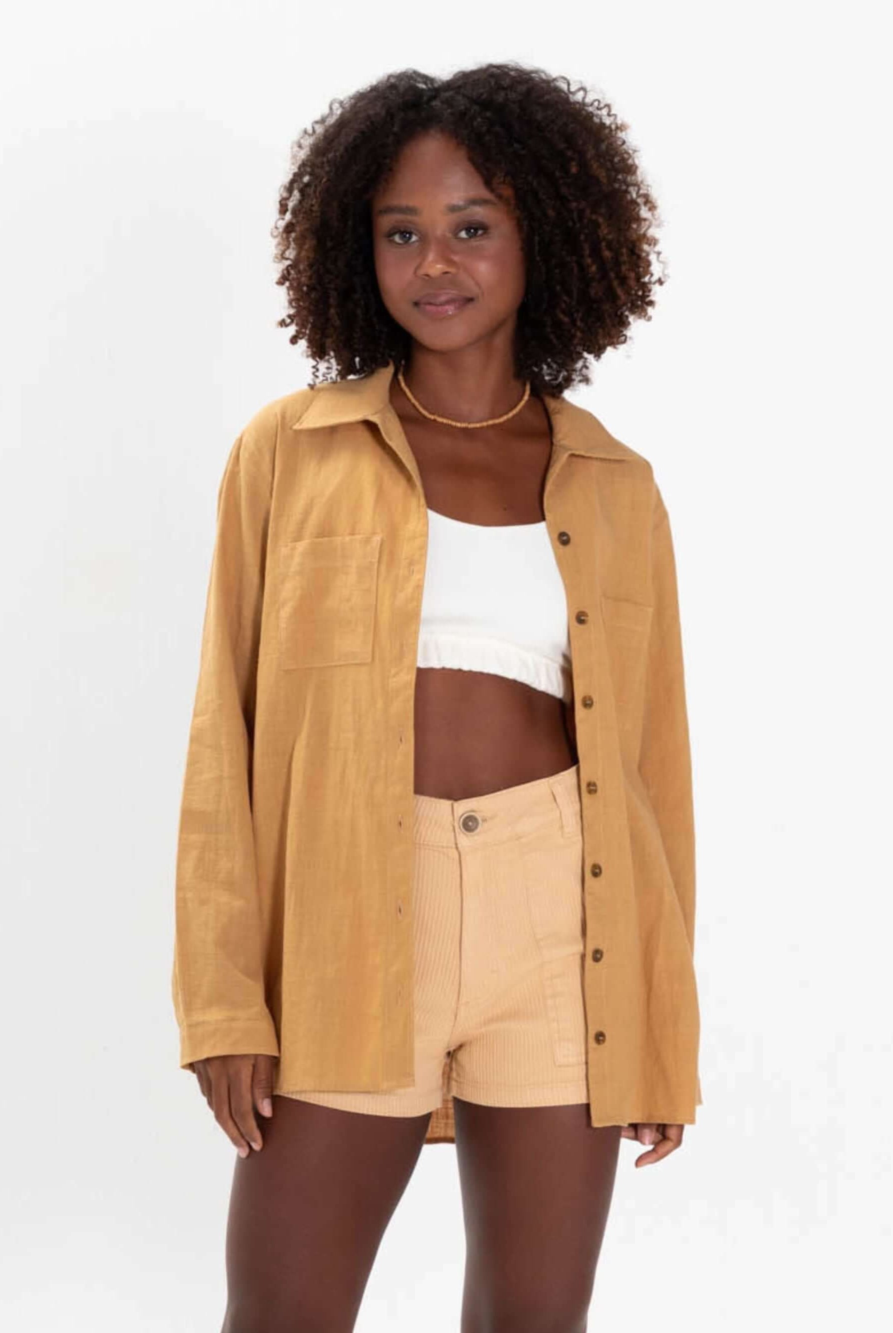 Camisa Jennie bege da Greenish, com mangas longas e bolsos frontais, ideal para looks versáteis e descontraídos.