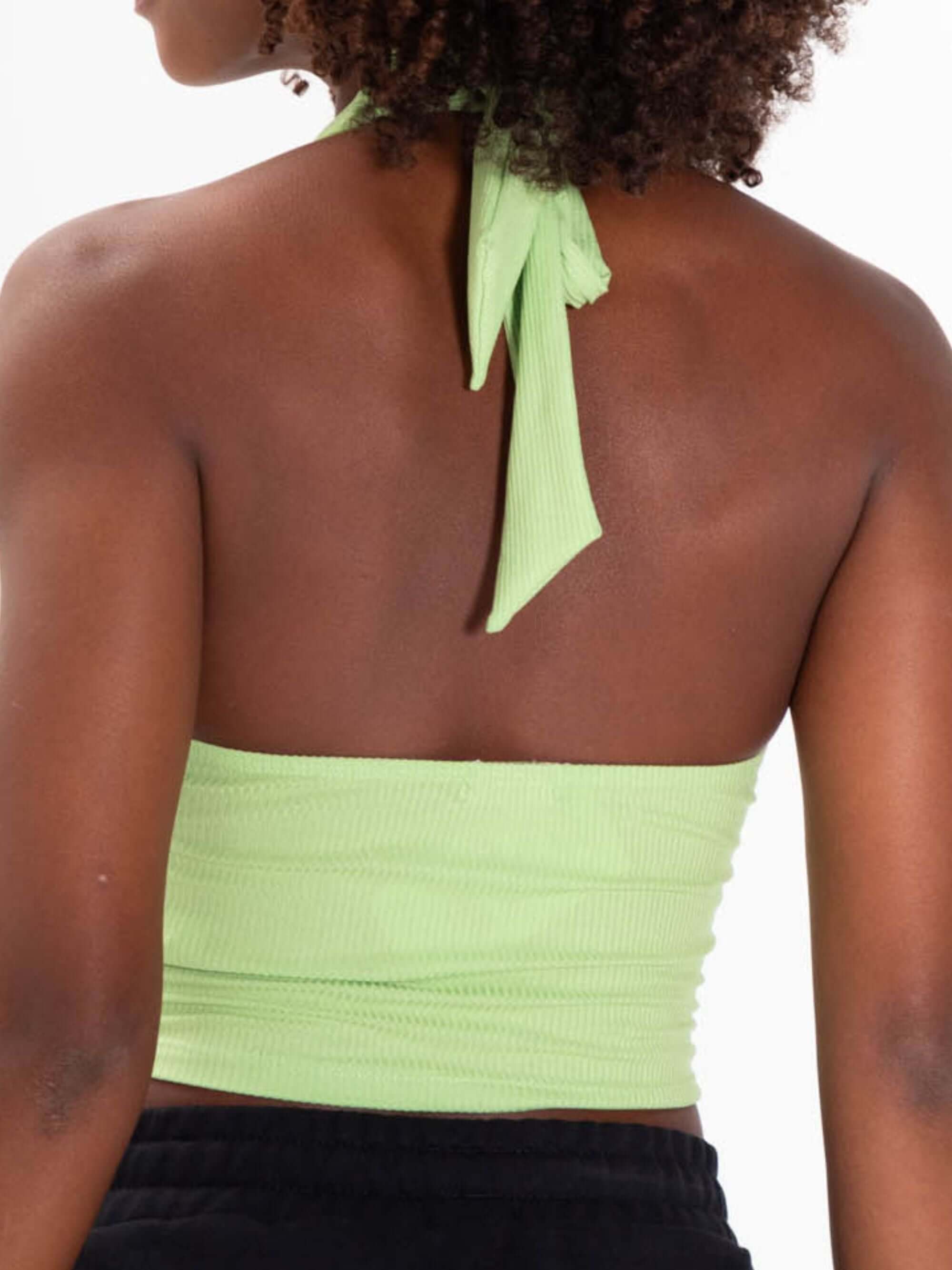 Top regata verde da Greenish vista de costas, com amarração no pescoço e tecido liso, ideal para o verão.