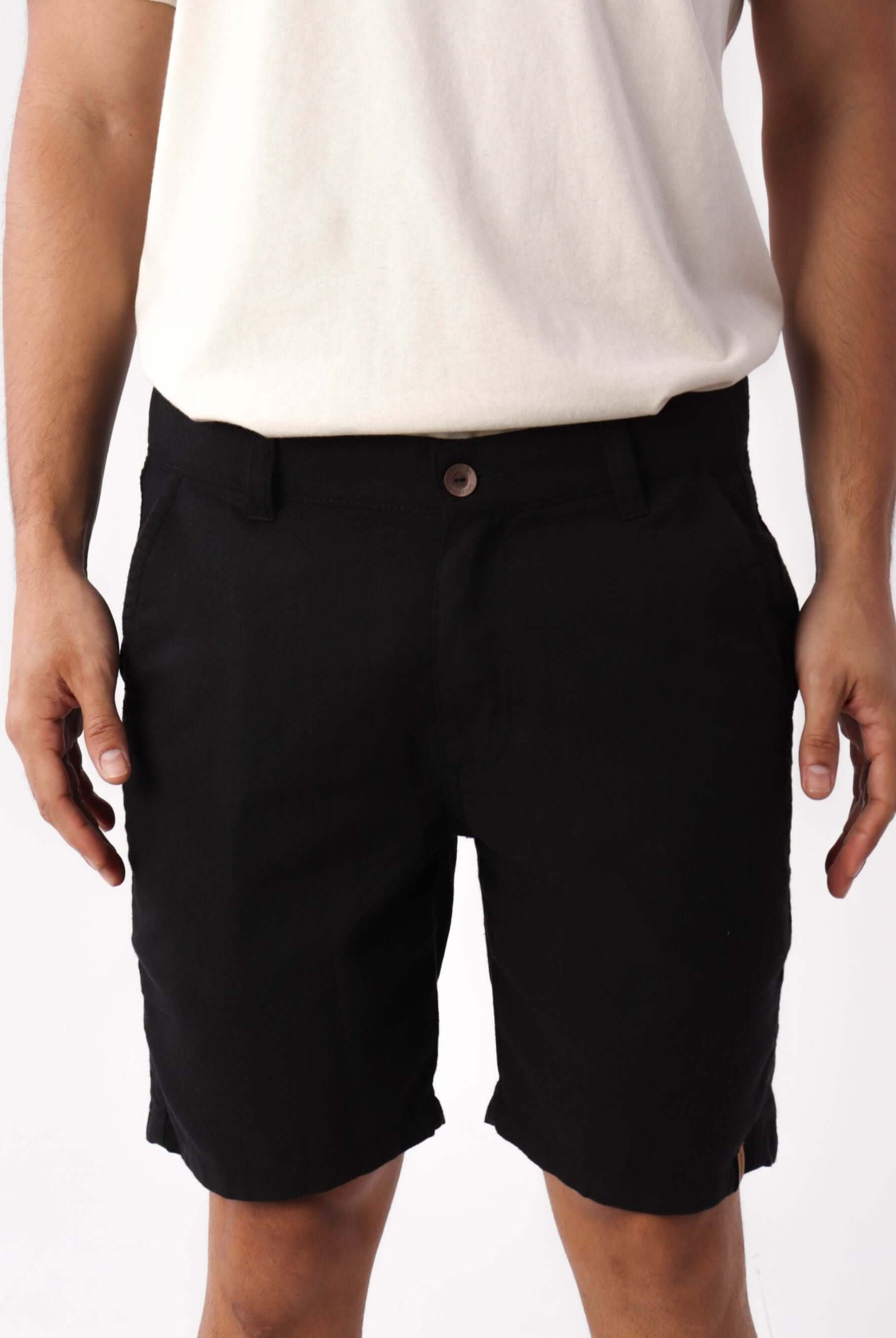 Bermuda masculina em linho preto da Greenish, estilo básico e confortável para o verão.