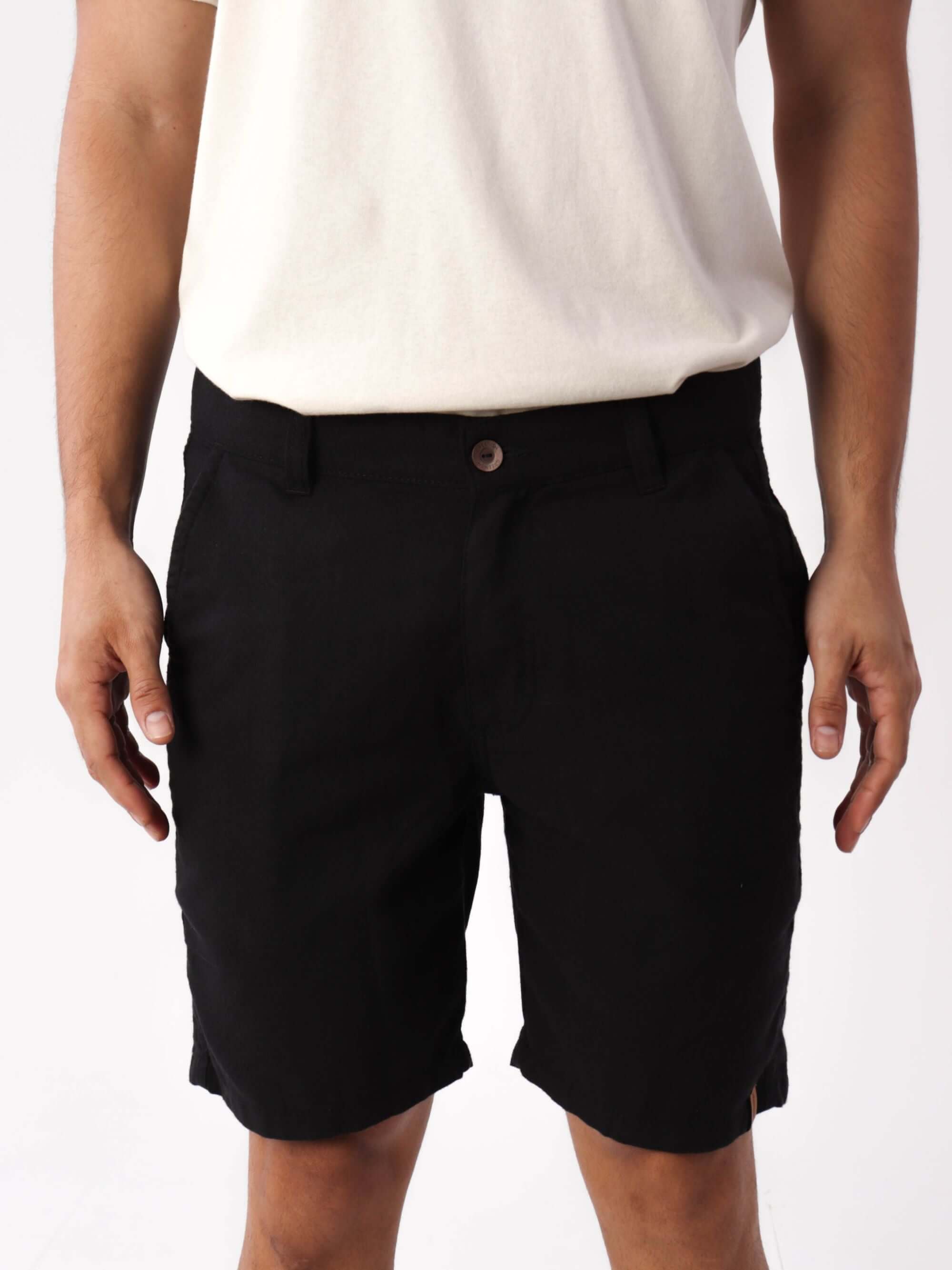 Bermuda masculina em linho preto da Greenish, estilo básico e confortável para o verão.