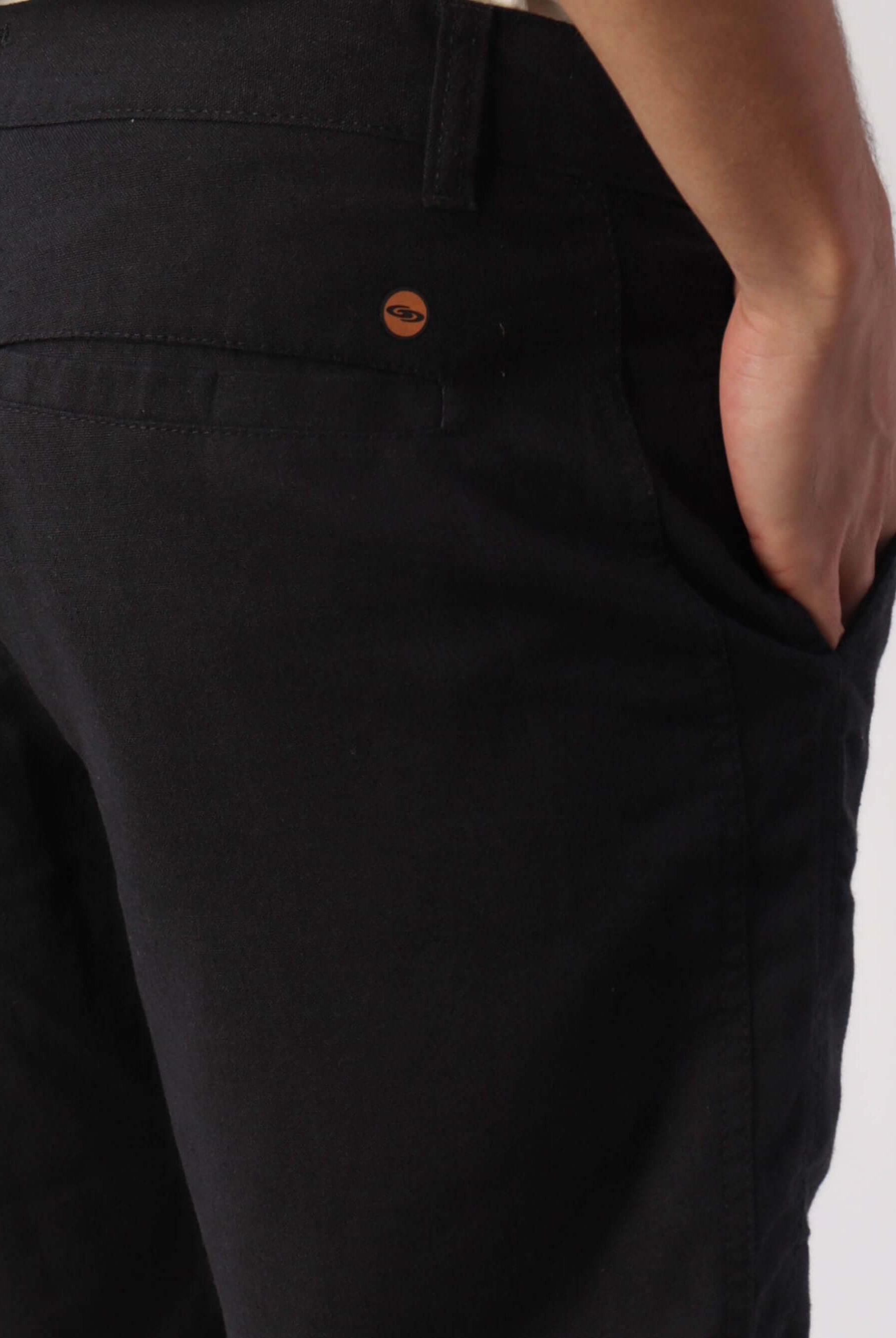 Bermuda em linho preto da marca Greenish, destacando detalhes de bolso e acabamento elegante.