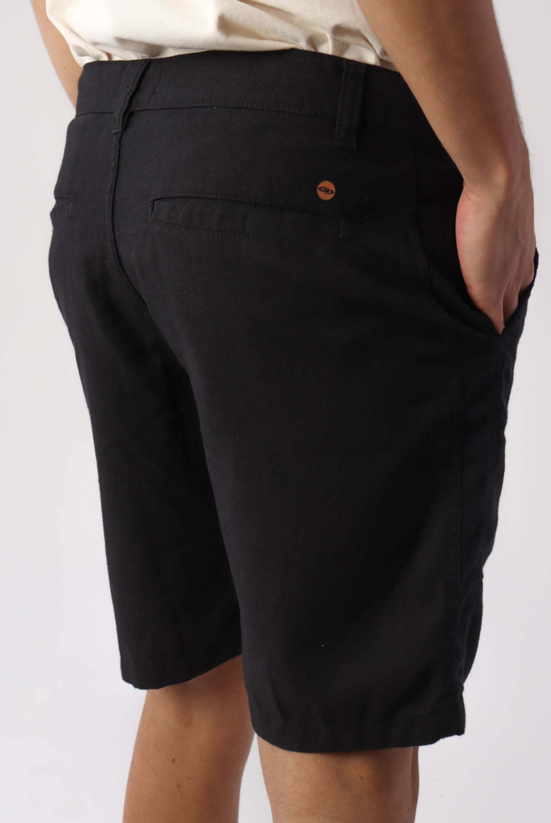 Bermuda de linho preta da Greenish, vista traseira, estilo básico e confortável.