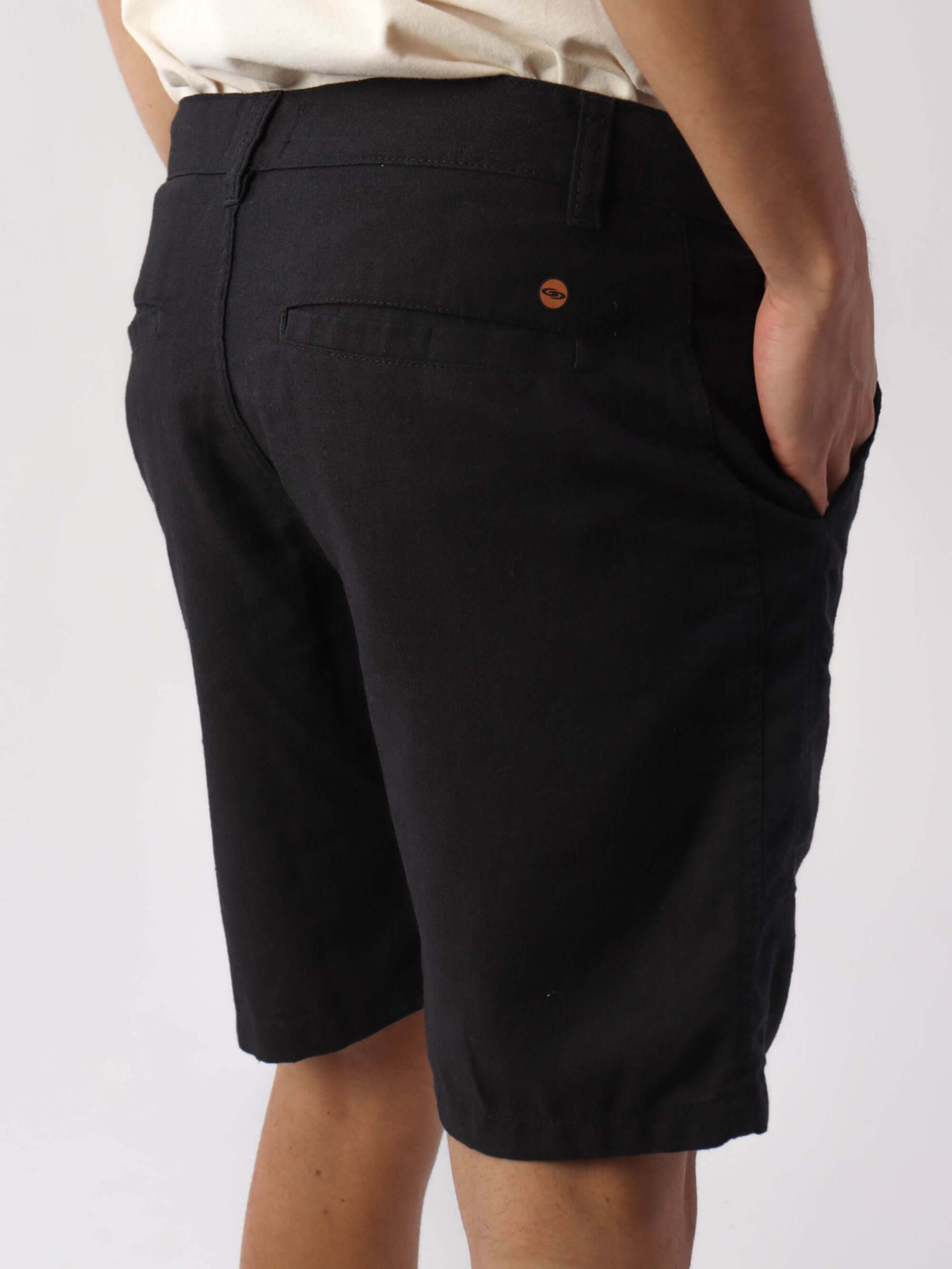 Bermuda de linho preta da Greenish, vista traseira, estilo básico e confortável.