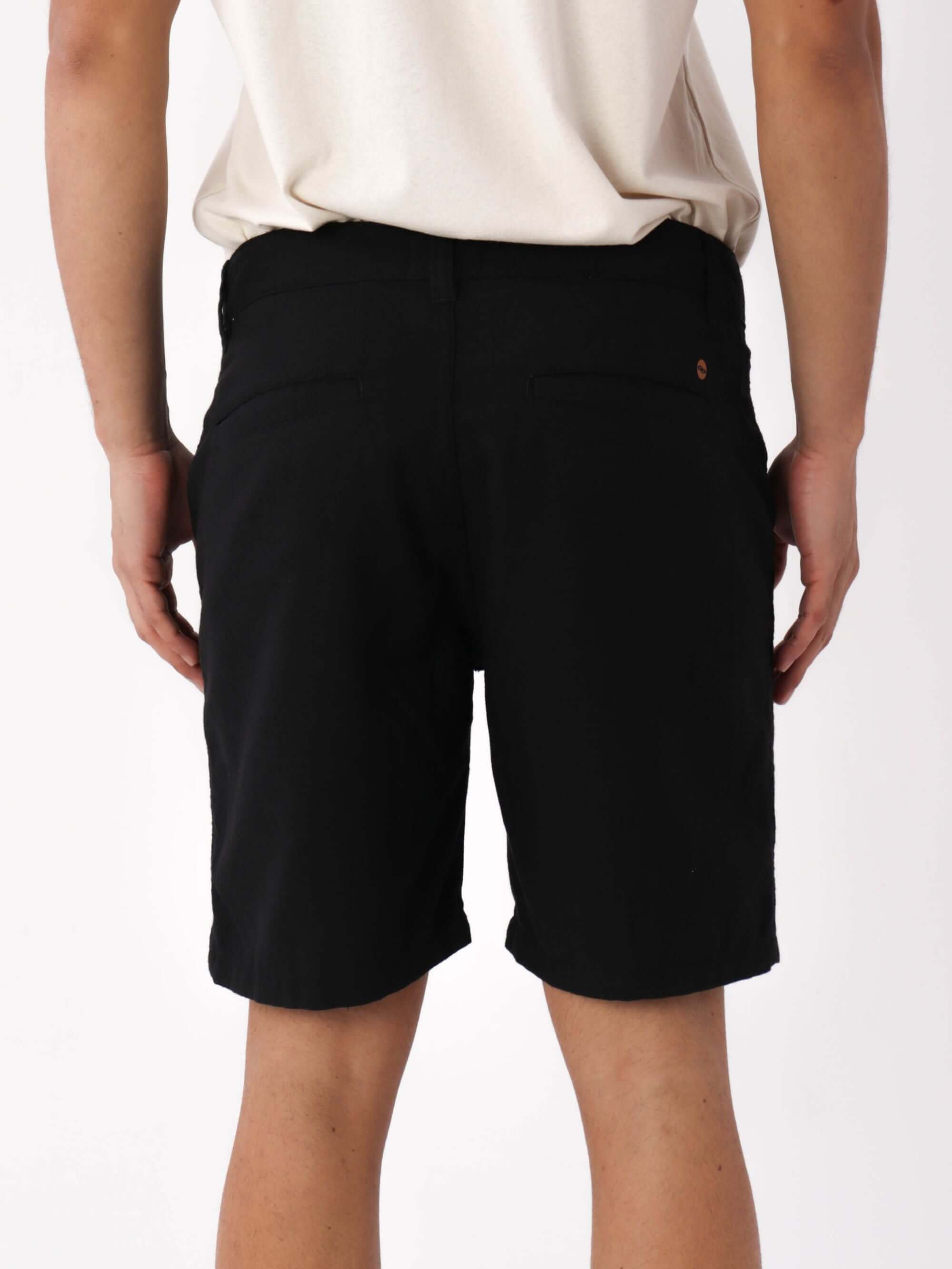 Bermuda de linho preta Greenish mostrada de costas, ideal para looks casuais e confortáveis.