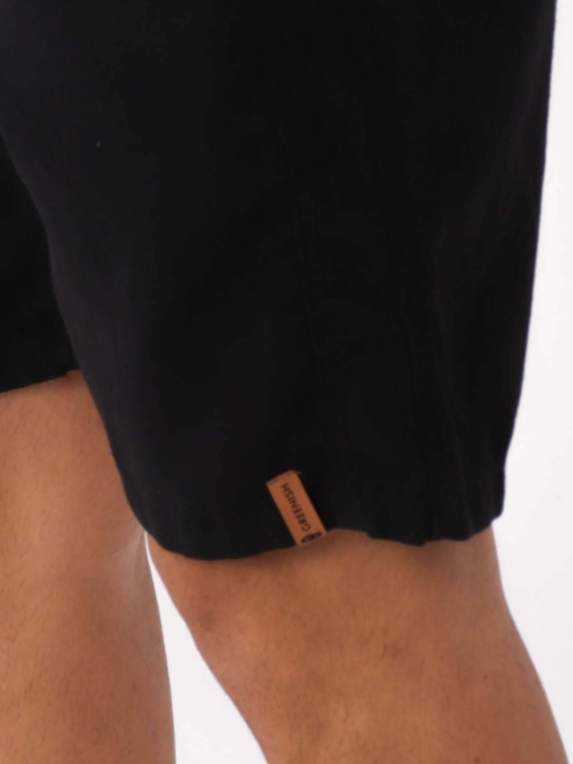 Bermuda de linho preta da marca Greenish, mostrando detalhe da etiqueta, estilo básico e confortável.