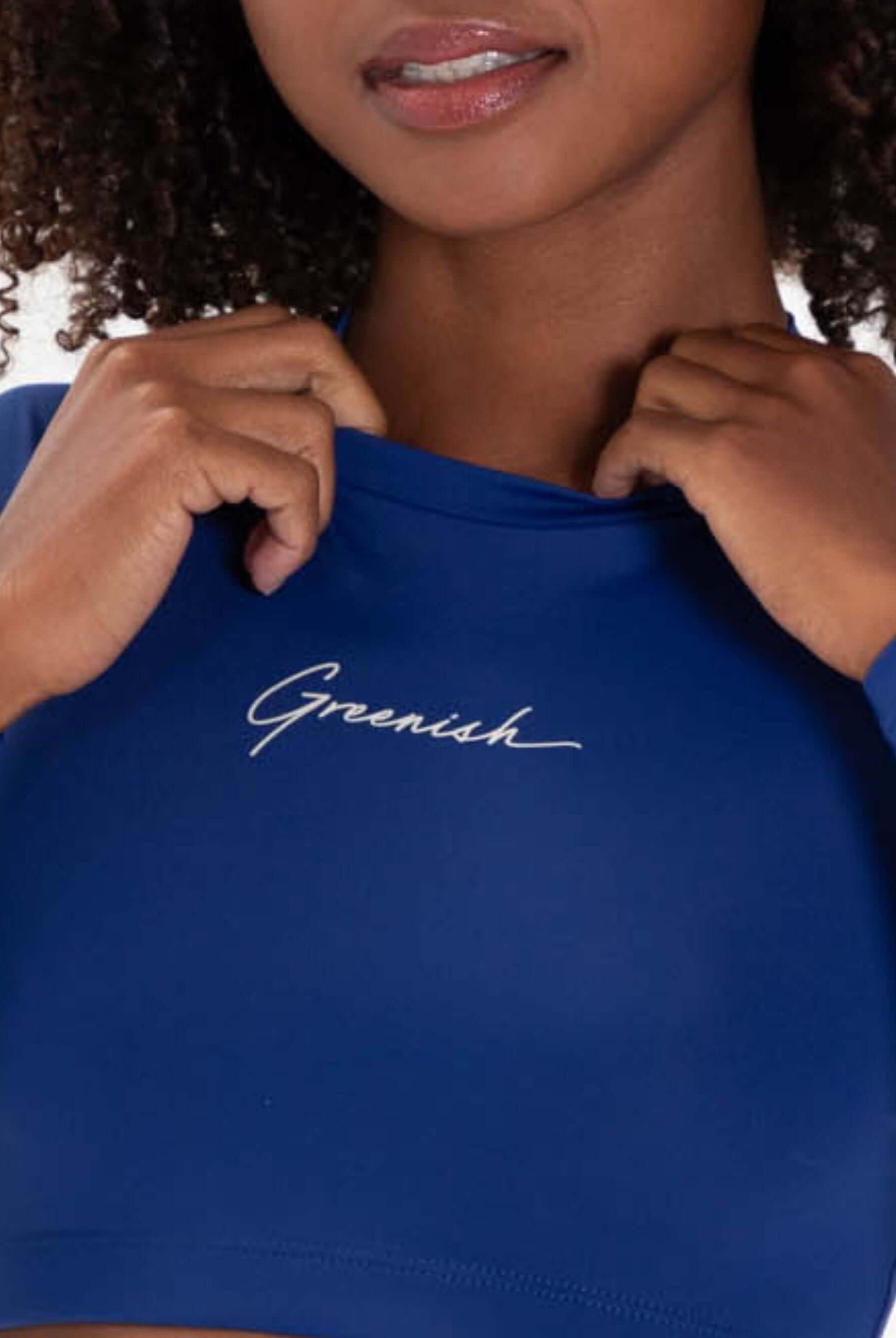 Mulher com colete cropped azul da Greenish, destacando conforto e proteção UV.