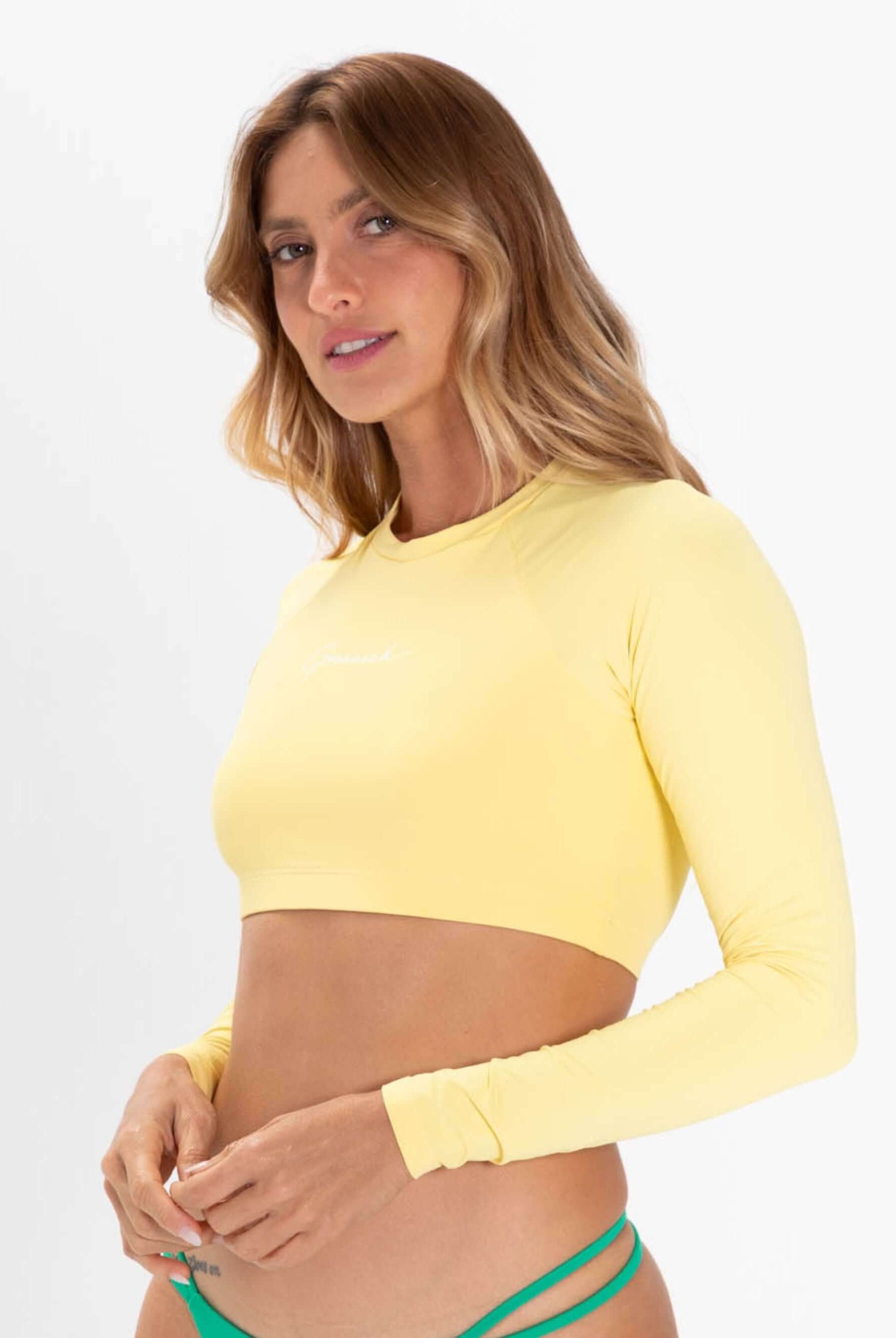 Colete Cropped Basic amarelo da Greenish, ideal para surf e praia, proteção UV e conforto.