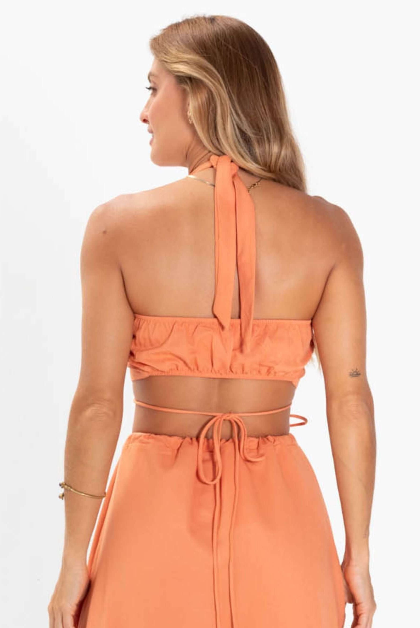 Cropped Cruzado Ellan Laranja da Greenish, detalhe das costas com amarração regulável, modelo moderno e confortável.