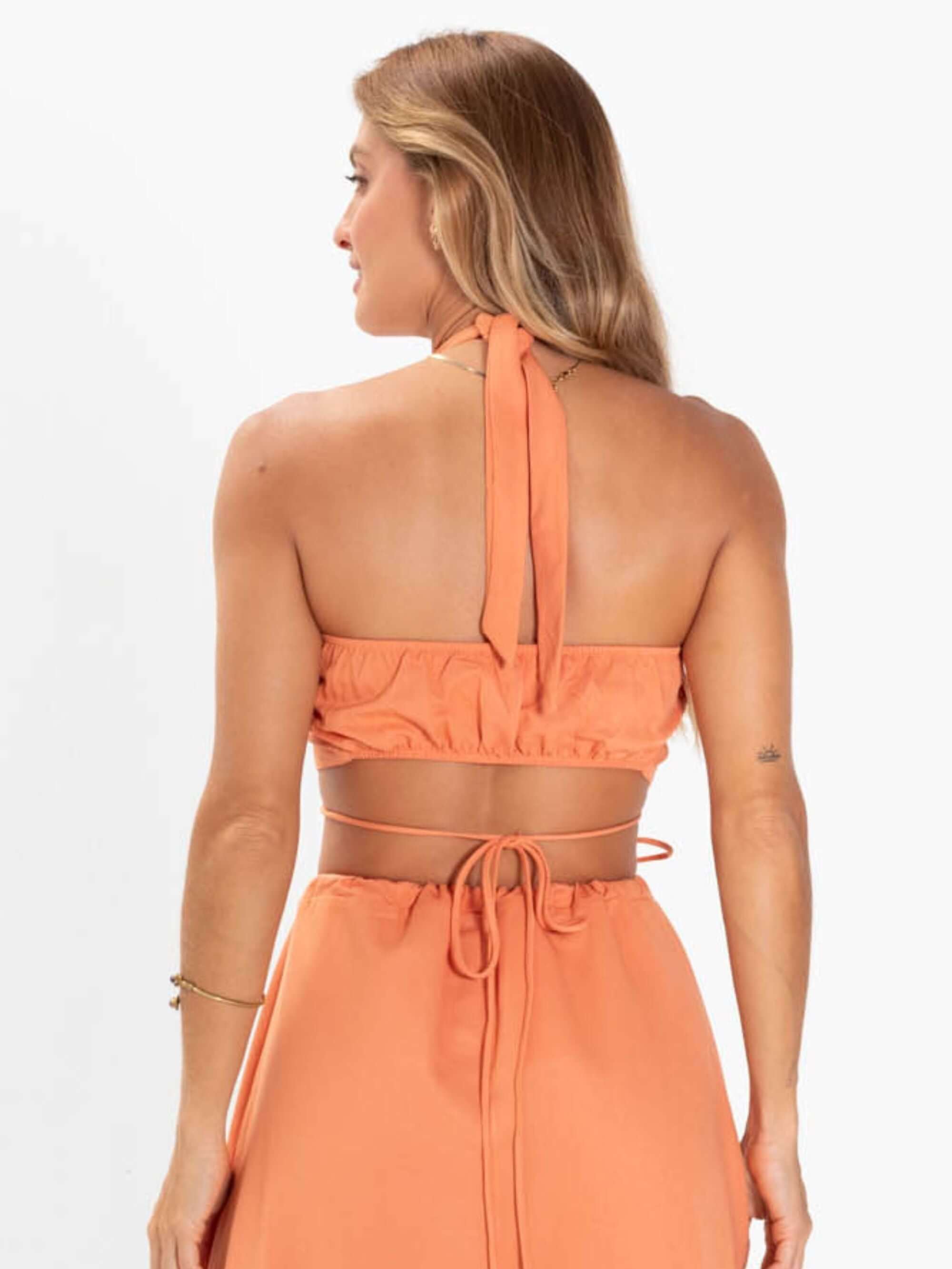 Cropped Cruzado Ellan Laranja da Greenish, detalhe das costas com amarração regulável, modelo moderno e confortável.