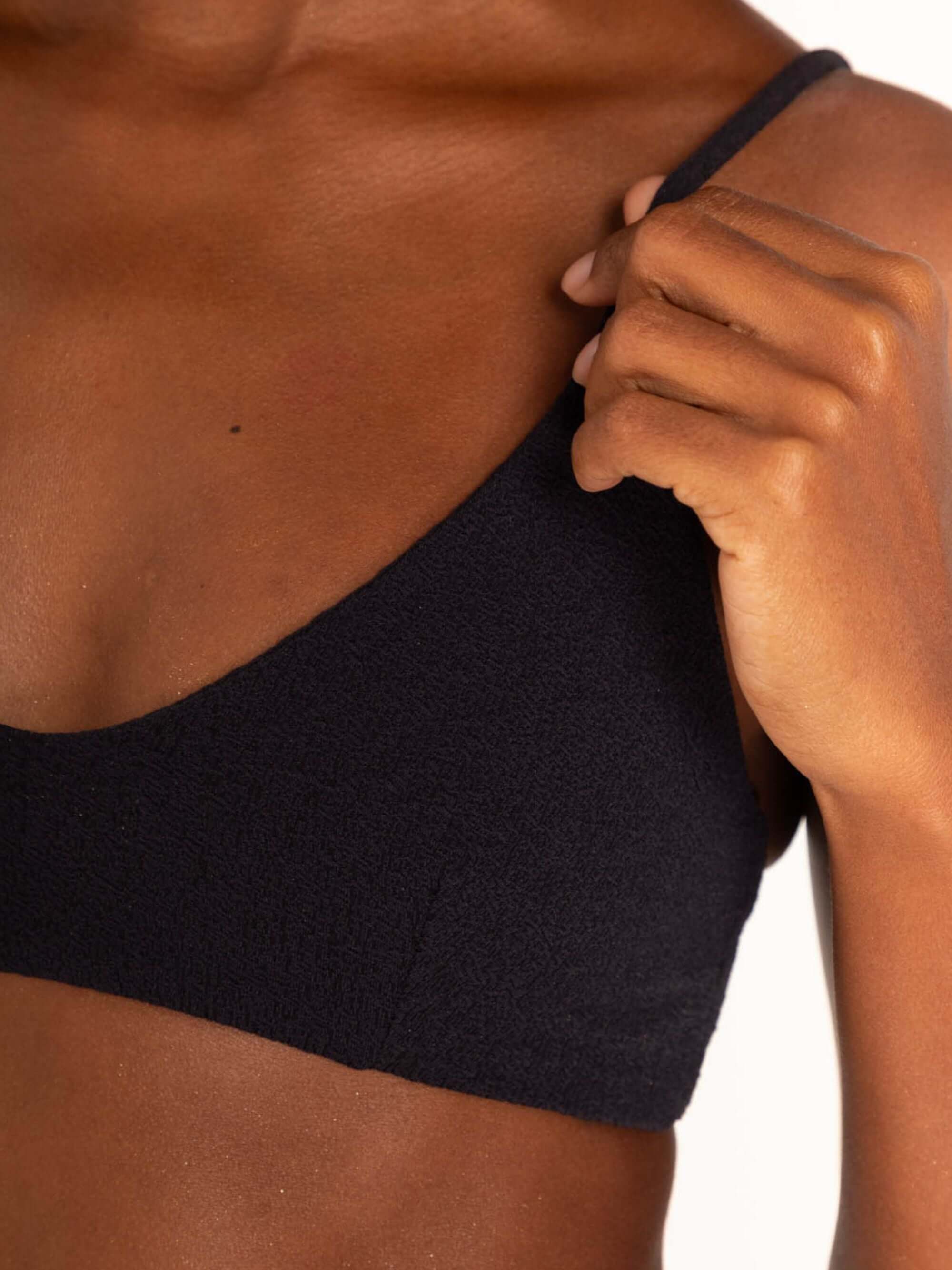 Biquíni Mia da Greenish em Lycra Crunch, mostrando alça e textura delicada, conforto e ajuste perfeito.