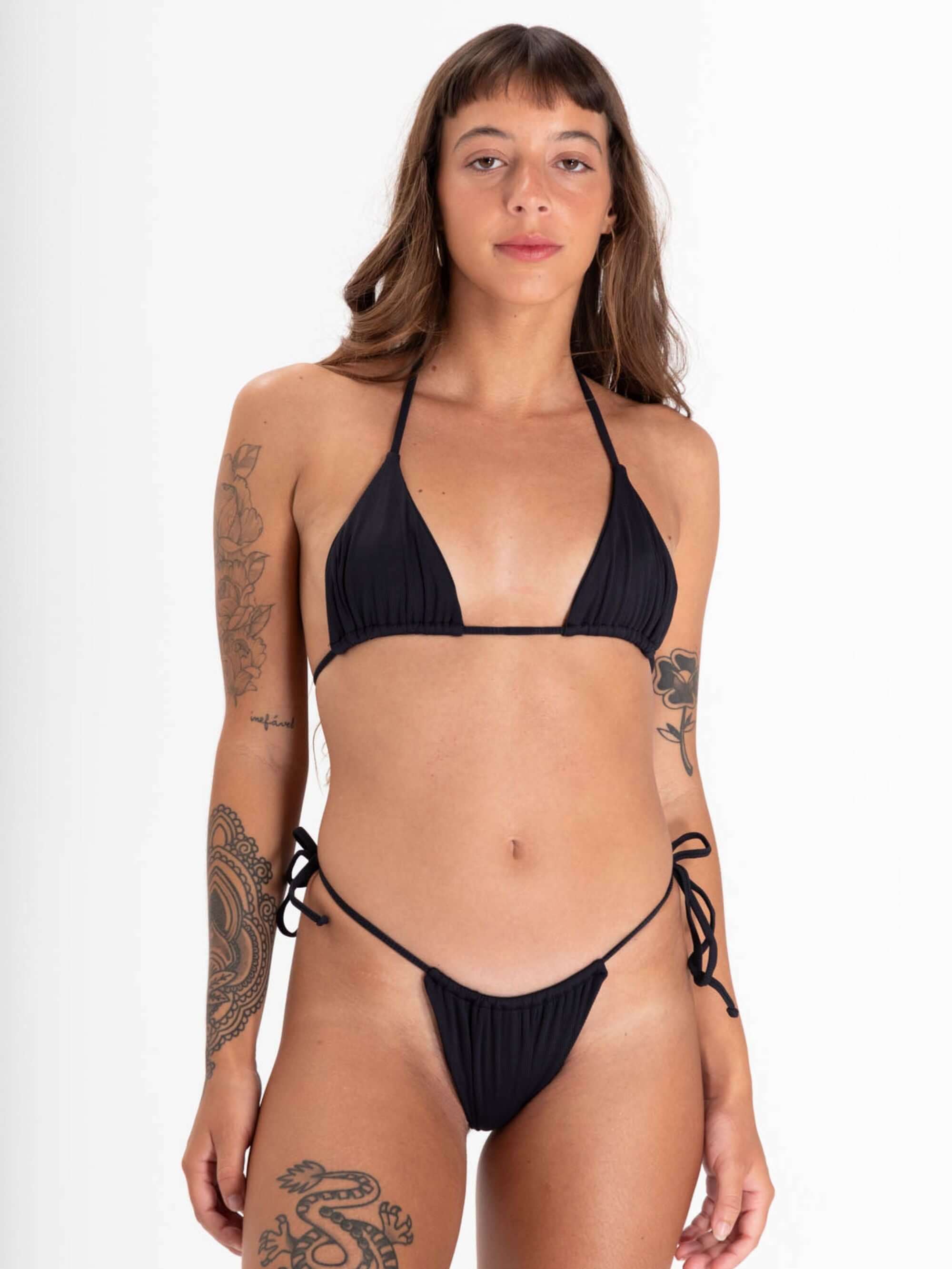 BIQUINI MICA - PRETO da Greenish, estampa preta, modelo de biquíni feminino, perfeito para o verão.