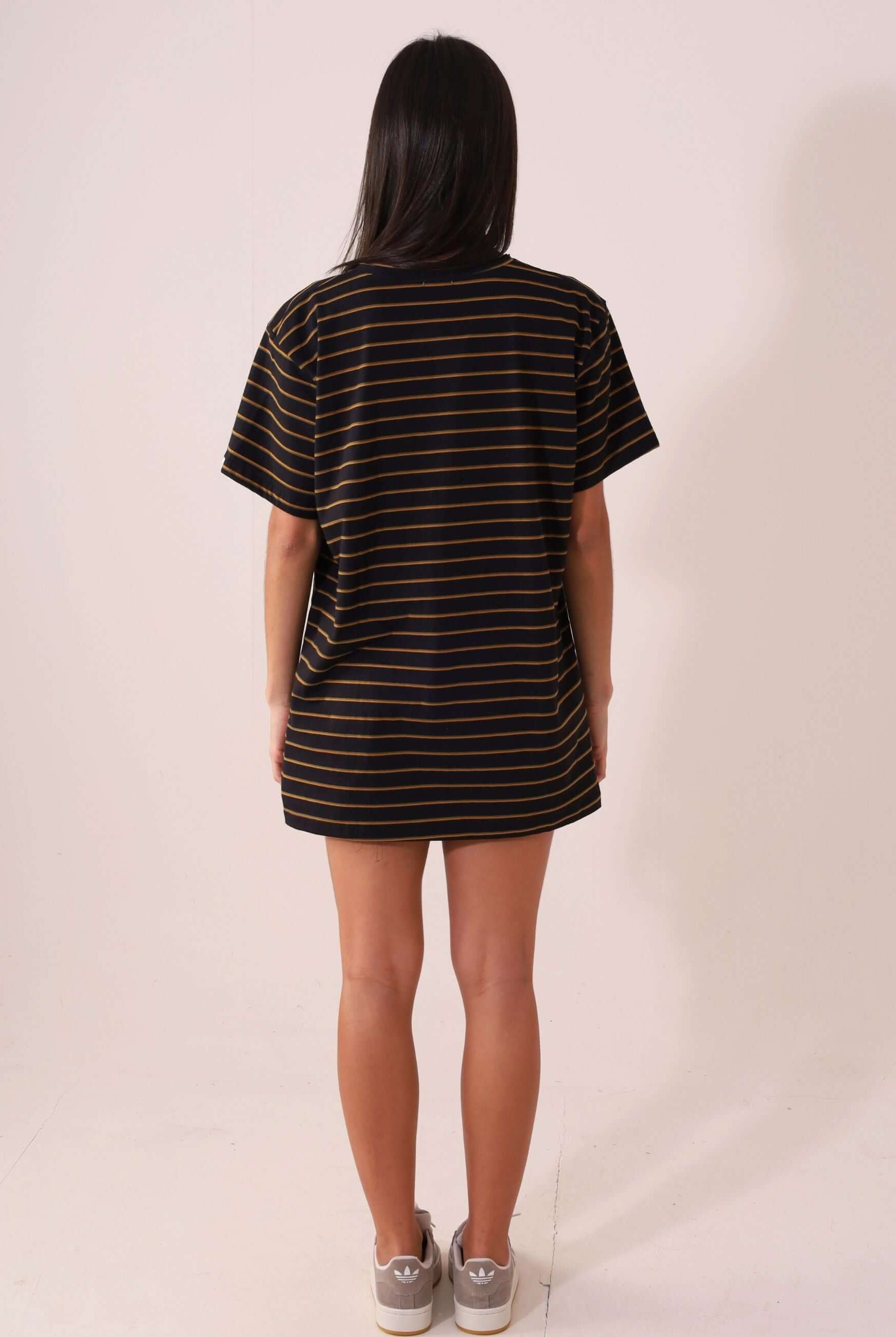 Mulher usando CAMISETA NAUTIC - PRETO da Greenish, maxi feminina com malha listrada de cânhamo e algodão, confortável e versátil.