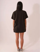 Mulher usando CAMISETA NAUTIC - PRETO da Greenish, maxi feminina com malha listrada de cânhamo e algodão, confortável e versátil.