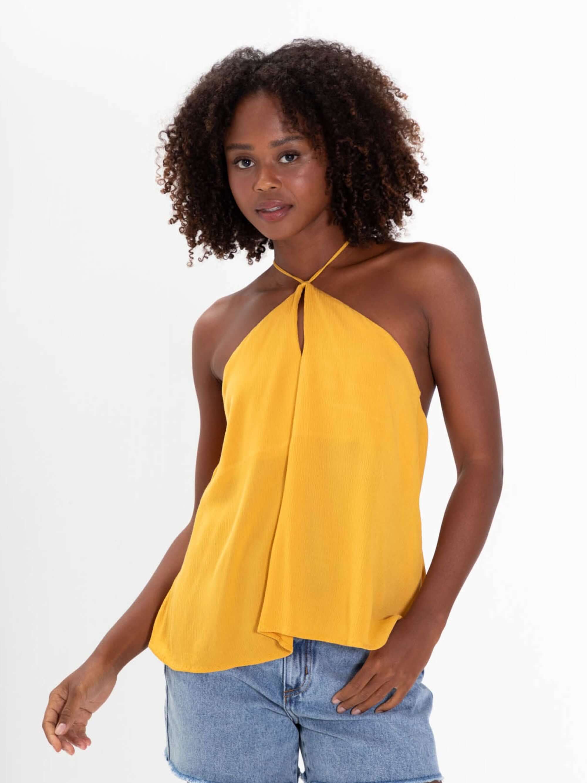 Blusa Anne Mostarda da Greenish, modelo em destaque com acabamento elegante e moderno, ideal para looks frescos.