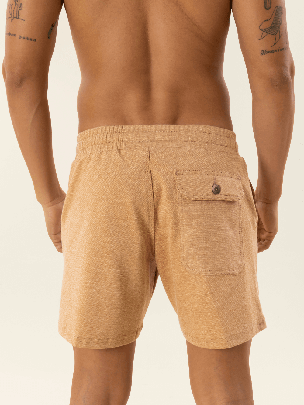 Bermuda Moletom Roma bege da Greenish, visual traseiro com bolso, ideal para looks casuais e esportivos.