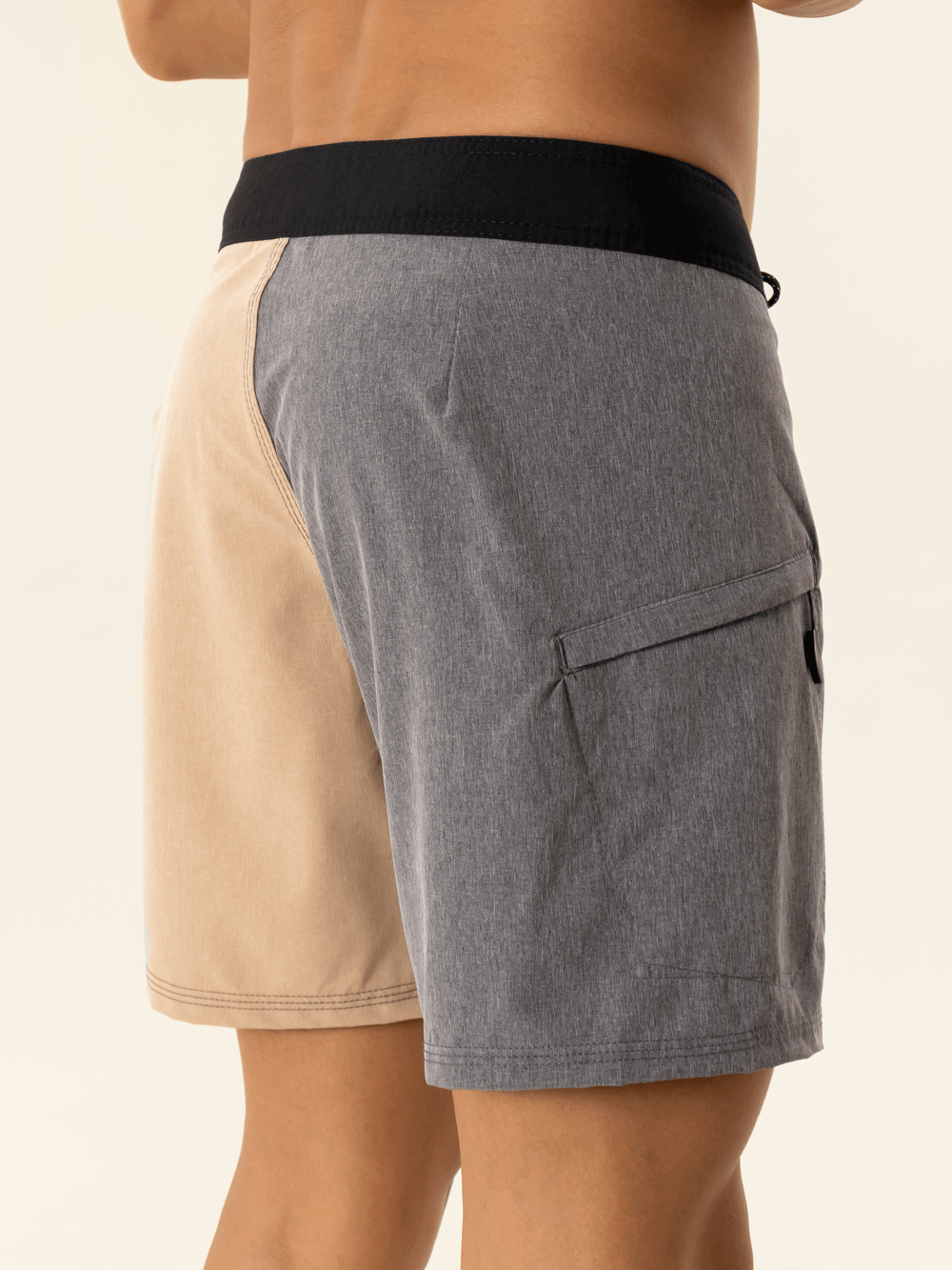 Bermuda de surf Greenish BOARDSHORT YIN WAVES YANG PALMS grafite e bege, ideal para o verão e atividades aquáticas.
