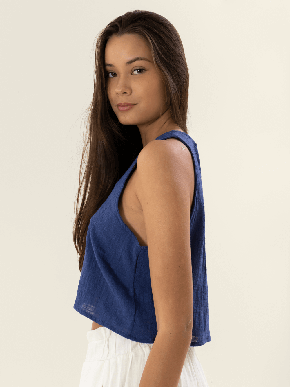 Blusa Maud azul da Greenish, estilo elegante e moderno, ideal para diferentes ocasiões de moda feminina.
